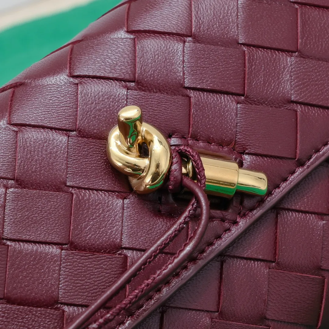 Batch 1160 BV Andiamo clutch wallet is super high-end🤎🤎How come the long clutch bag is so exquisite~ The braided style bag surface paired with all-copper hardware is really warm and high-end. The bag body is super light and can be grabbed easily! It can store a lot of small items and large mobile phones ~ very practical for daily use. Style number: 1504 Size: 19*11.5*3